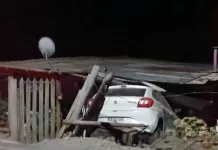 Vehículo termina incrustado en cerco de vivienda tras accidente en la Ruta K-110, en Sagrada Familia Daños materiales tras accidente vehicular en sector Lo Valdivia