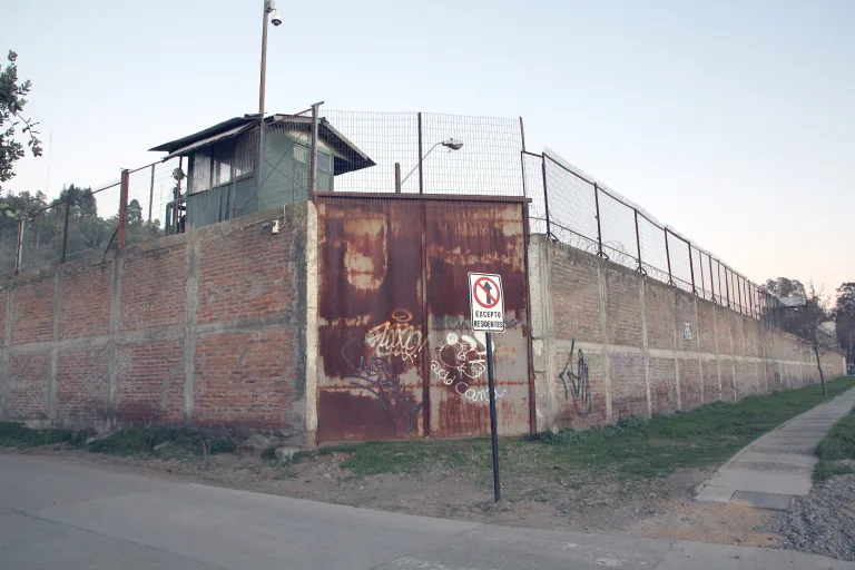 Dos detenidos por lanzamiento de drogas y celulares al interior de la cárcel de Curicó