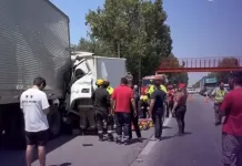 Conductor de camión 3/4 resulta atrapado tras colisión en Ruta 5 Sur, a la altura de Chimbarongo Screenshot