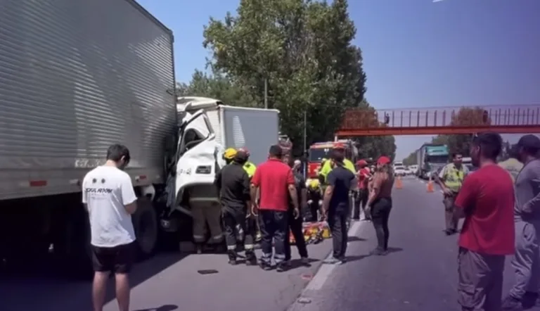 Conductor de camión 3/4 resulta atrapado tras colisión en Ruta 5 Sur, a la altura de Chimbarongo