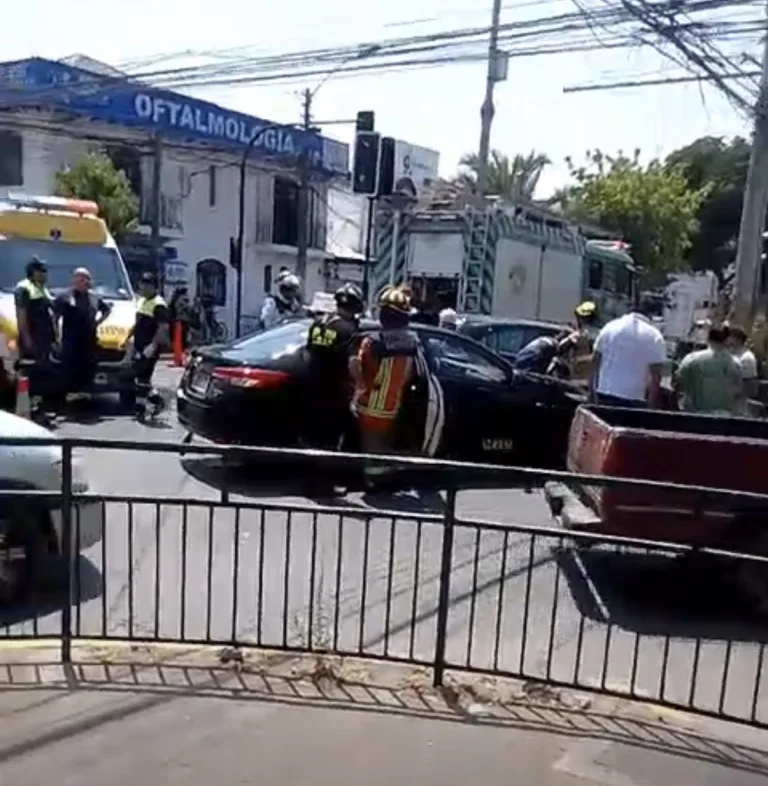 Colisión vehicular deja dos personas lesionadas en pleno centro de San Fernando