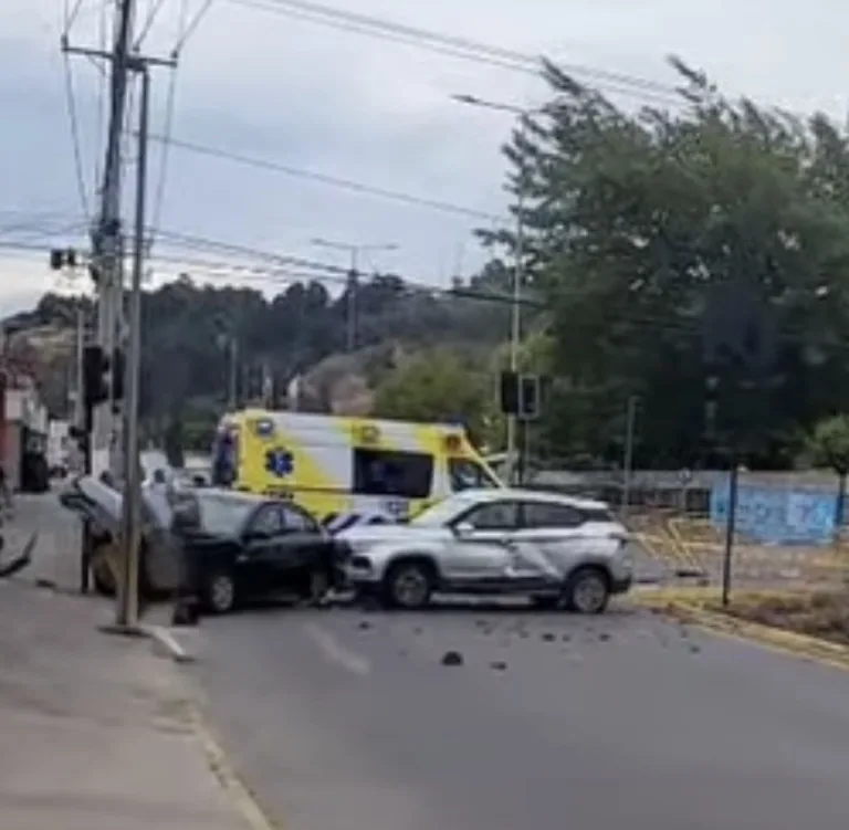 Dos personas resultan lesionadas tras colisión vehicular en avenida Freire de Curicó