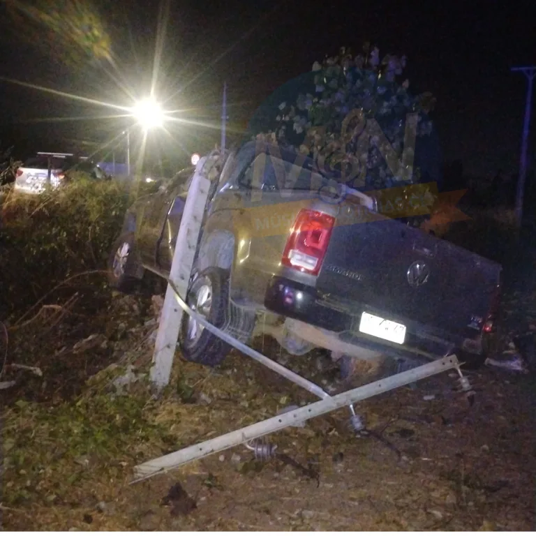 Conductor resulta lesionado tras impactar contra poste del tendido eléctrico en camino a Los Niches