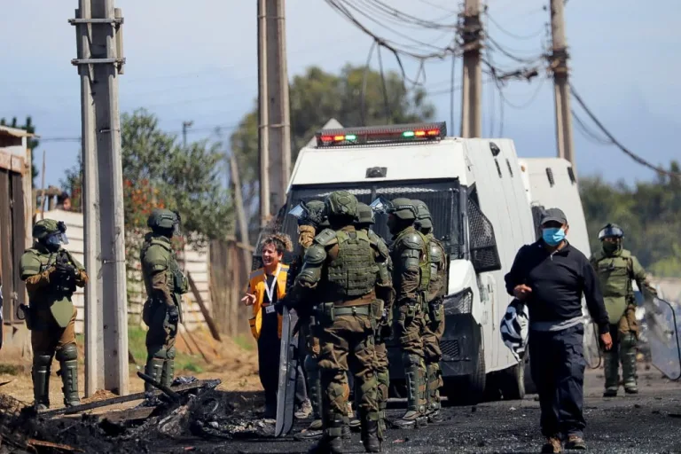 Dos carabineros resultaron heridos durante desalojo de megatoma en San Antonio