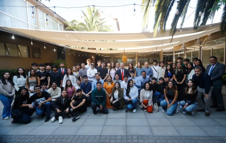 Alcalde de Curicó sostuvo encuentro con estudiantes destacados en la PAES 2025