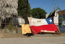 Instalan bandera chilena como cierre perimetral en vivienda del sector sur de Curicó Instalan bandera chilena como cierre perimetral en vivienda del sector sur de Curicó
