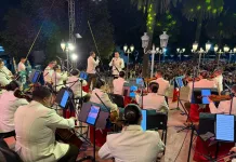 Orfeón de Carabineros reúne a cientos de vecinos en multitudinario concierto en la Plaza Arturo Prat de Constitución Orfeón de Carabineros Constitución-1