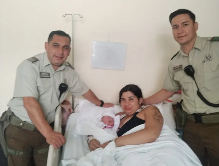 Carabineros de Parral asistió parto en plena vía pública