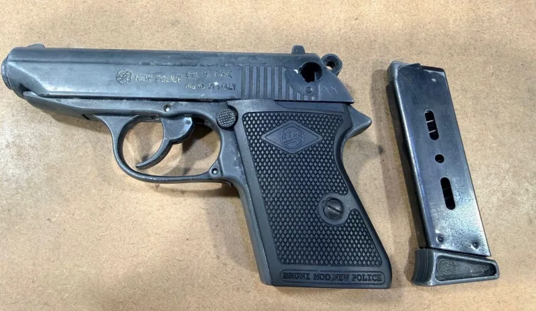 Carabineros de Curicó detuvo a dos adolescentes por porte de armas e infracción a la Ley de Drogas