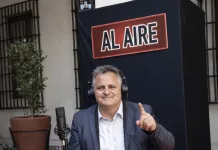 Locutor curicano recibe reconocimiento nacional por su trayectoria en el Palacio de La Moneda d4eaba15-af58-4d6f-8c86-c520027986f6