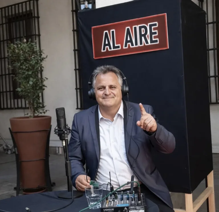 Locutor curicano recibe reconocimiento nacional por su trayectoria en el Palacio de La Moneda