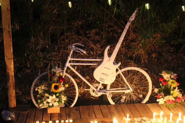 Instalan bicianimita y realizan ciclomarcha en memoria de ciclista fallecido en la ruta J-60