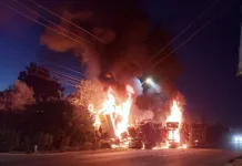 Volcamiento e incendio de camión movilizó a Bomberos en Ruta 90, sector Lihueimo 62886fee-2ef1-47c1-8136-3c54257287b5