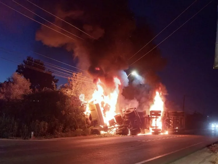 Volcamiento e incendio de camión movilizó a Bomberos en Ruta 90, sector Lihueimo
