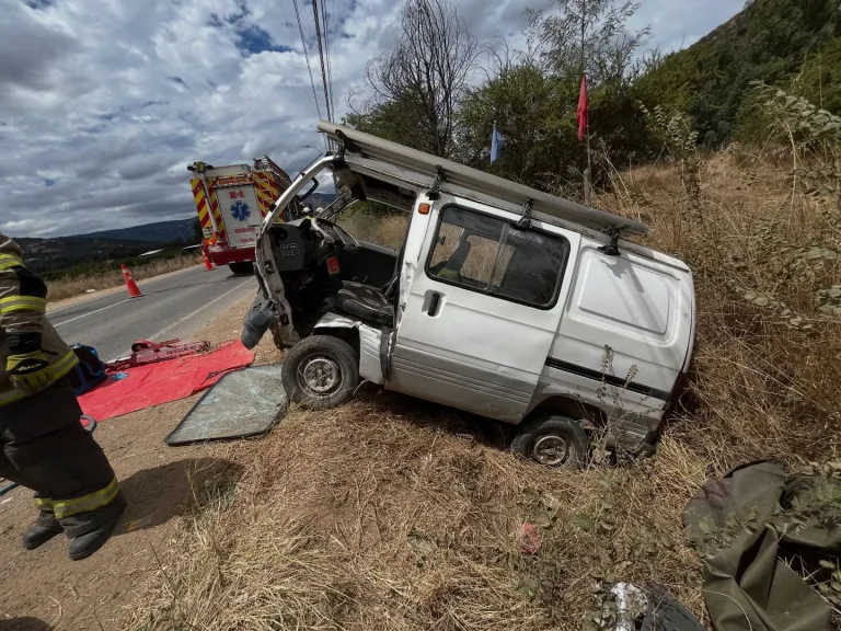 Colisión de vehículos dejó dos personas lesionadas en Lolol