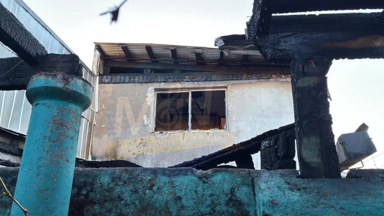 Incendio en población Mataquito deja dos damnificados y destruye ampliación de vivienda en Curicó