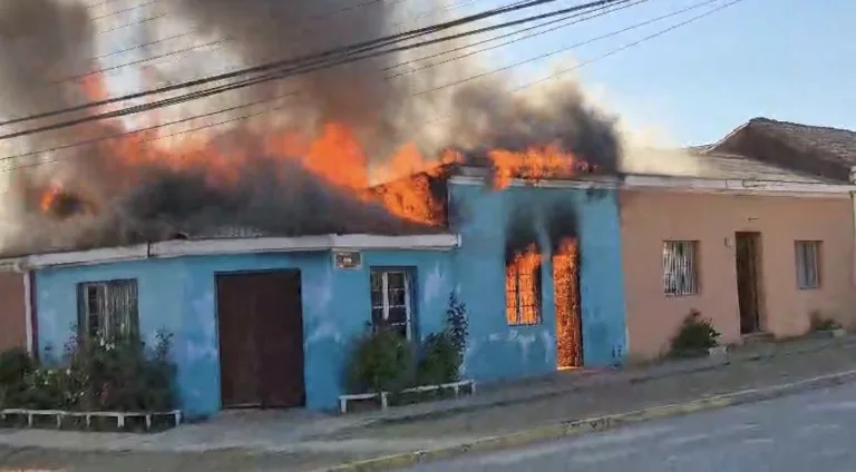Incendio estructural afectó taller de bicicletas y dejó daños en otras dos estructuras en Pichilemu
