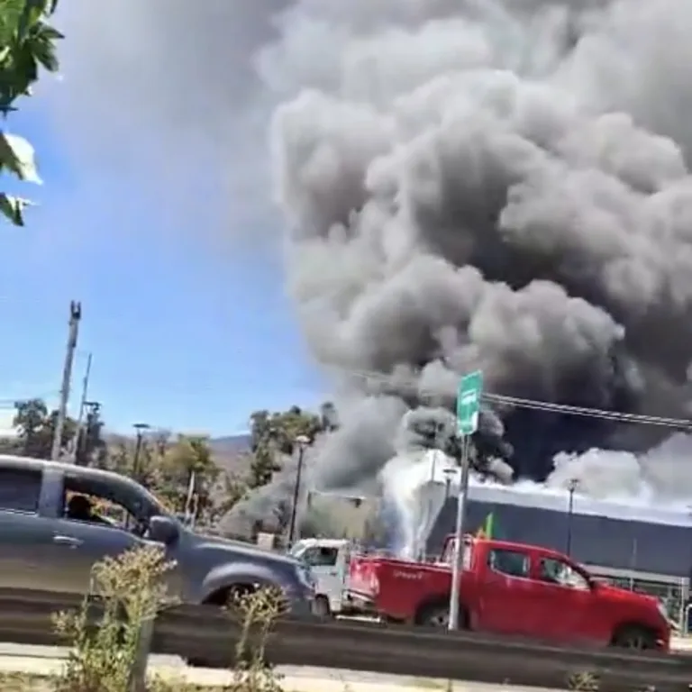Gigantesco incendio afecta a supermercado en Machalí