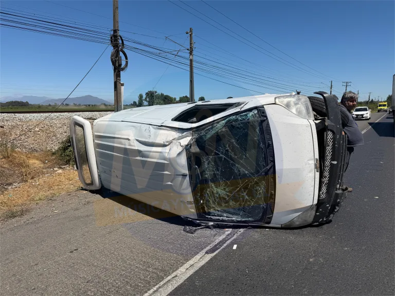 Volcamiento de vehículo en Ruta 5 Sur cerca del puente Lontué provocó alta congestión vehicular