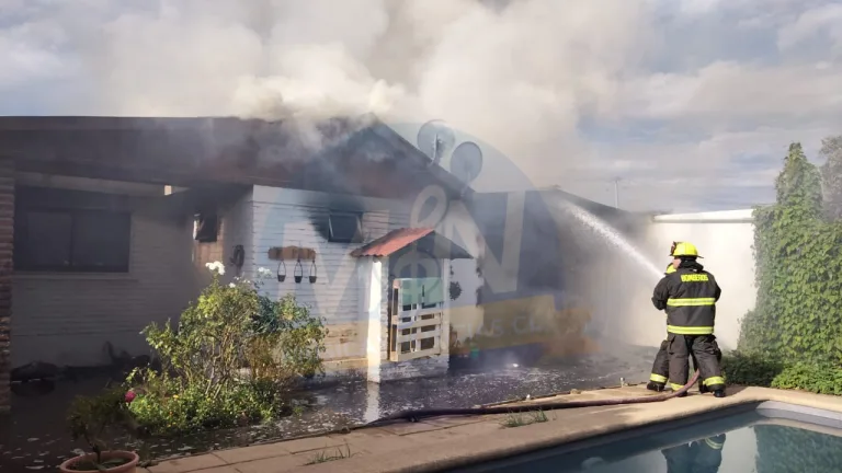 Voraz incendio destruye por completo una vivienda en Romeral