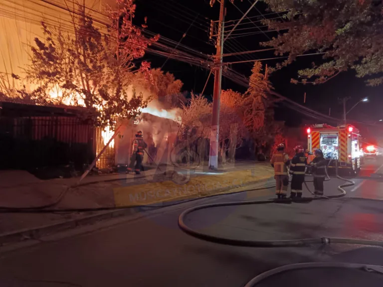Voraz incendio destruye vivienda en Sarmiento y deja siete personas damnificadas