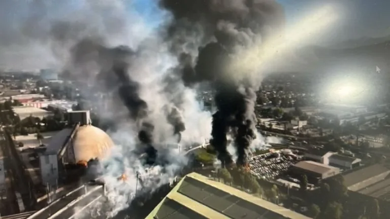 Impresionante explosión e posterior incendio afectan a sector industrial en Renca