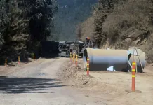 Ocupantes de camión resultaron con lesiones leves tras volcamiento en Ruta J-80 en Vichuquén Ocupantes de camión resultaron con lesiones leves tras volcamiento en Ruta J-80 en Vichuquén-2