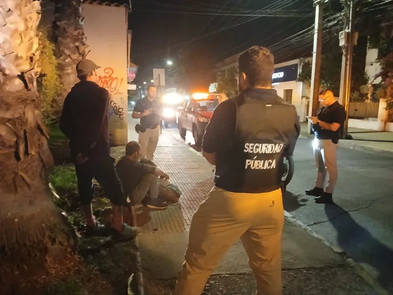 Sorprenden a dos sujetos robando cables en pleno centro de Curicó