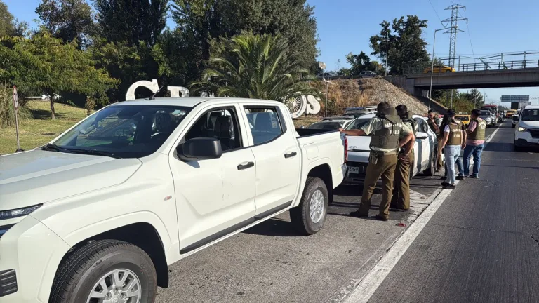 Carabineros detiene a dos sujetos tras robo con intimidación de camioneta en Machalí