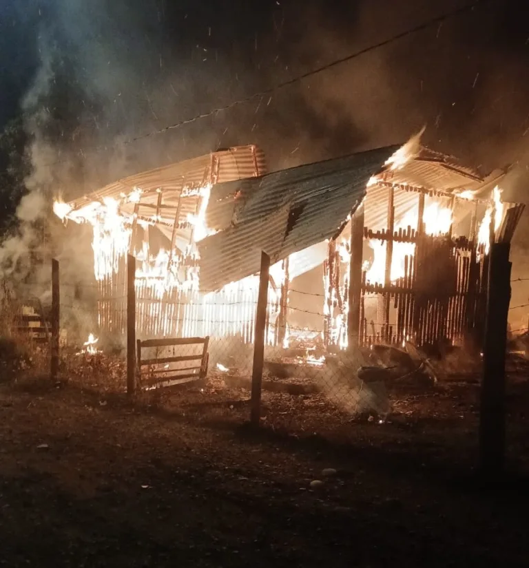 Incendio destruye vivienda en Colbún y moviliza a Bomberos durante la noche del viernes