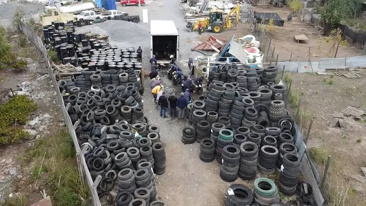 Curicó inicia operativo de reciclaje de mil neumáticos abandonados en la vía pública