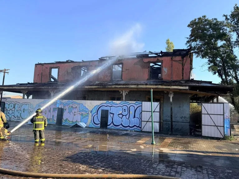 Alcalde de Peumo reafirma reconstrucción de ex estación ferroviaria tras incendio