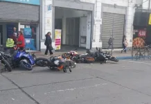 Vehículo de locomoción colectiva derriba motocicletas estacionadas y se da a la fuga en pleno centro de Curicó e0ab85d4-6c39-4c11-8877-905364e1ec43