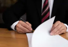 Nueva Ley de Notarías entra en vigencia: fija tarifas con precios máximos y pone fin a los cargos vitalicios notario-fimra-documento