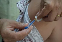 Autoridades de salud refuerzan llamado a vacunación contra el neumococo en personas mayores vacuna-jeringa-brazo