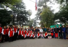 Ceremonia de izamiento de la bandera congregó a autoridades y comunidad en la Plaza de Armas de Curicó