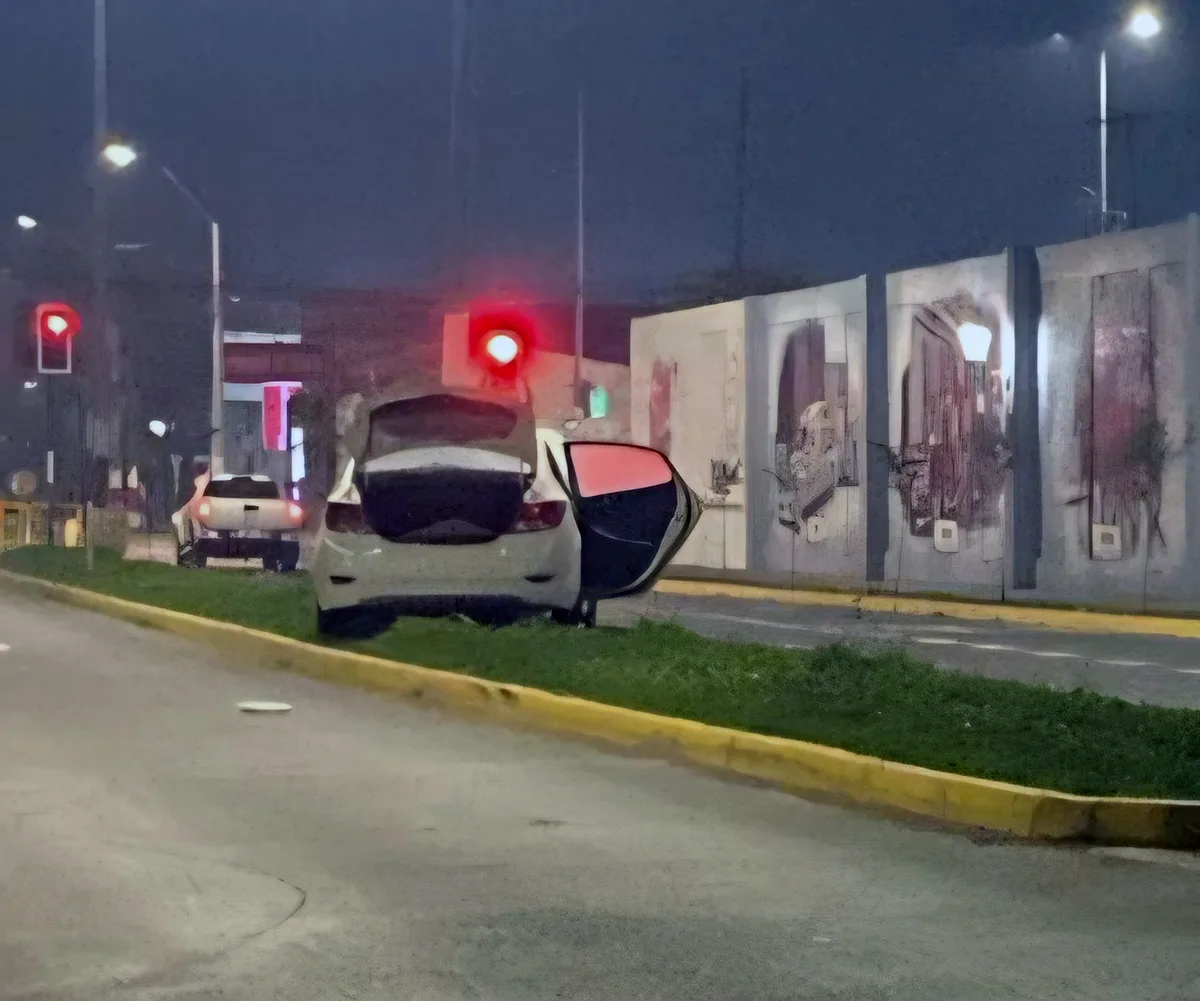 Conductor resulta lesionado tras violento choque contra poste de alumbrado en Curicó-2