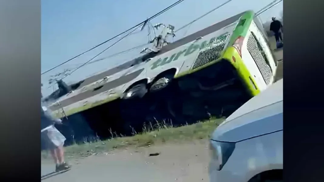 Bus De Pasajeros Volco En La Ruta 5 Sur Frente A Viluco En La Comuna De Teno Bus De Pasajeros Volco En La Ruta 5 Sur Frente A Viluco En La Comuna De Teno