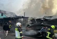 Incendio afectó tres viviendas y dejó cerca de 12 damnificados en población San Francisco de Peralillo. Incendio Afecto Tres Viviendas Y Dejo Cerca De 12 Damnificados En Poblacion San Francisco De Peralillo