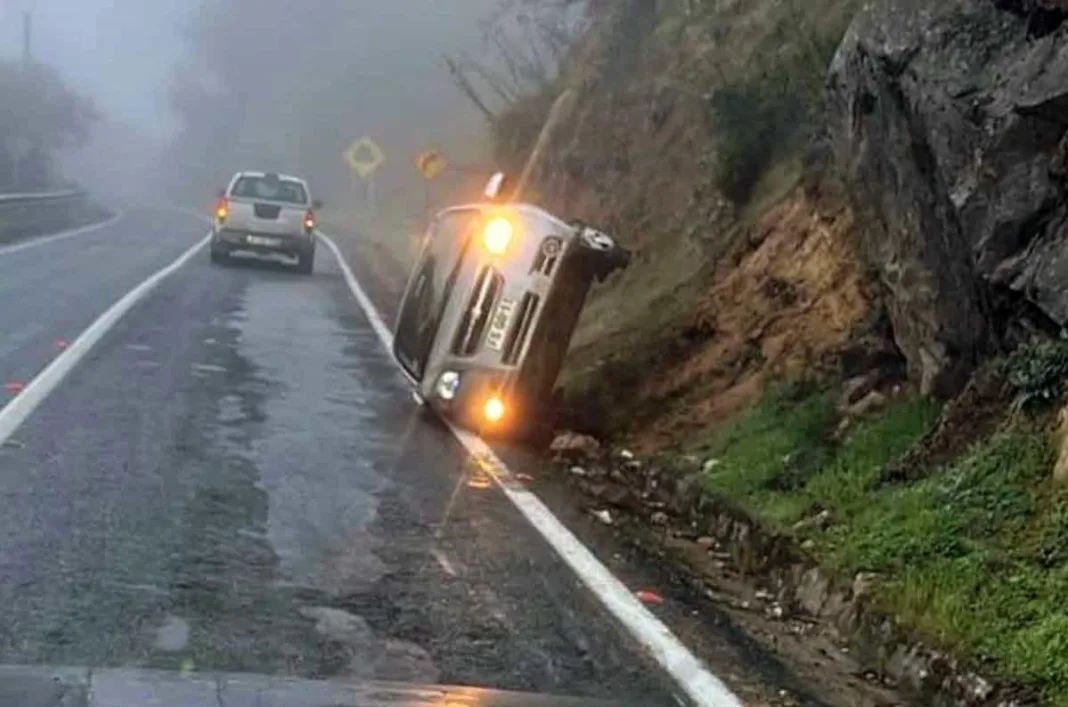 Vehiculo Termino Semivolcado Tras Accidente En La Ruta J 60 En Rauco Vehiculo Termino Semivolcado Tras Accidente En La Ruta J 60 En Rauco