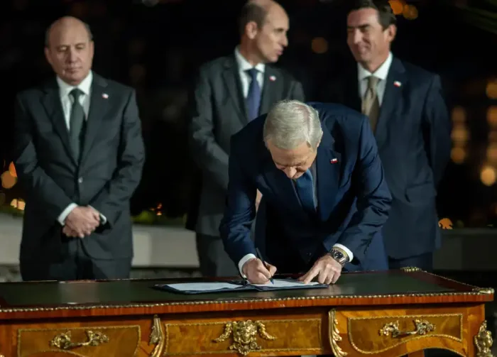 Presidente Kast Firmo Proyectos Sobre Seguridad Endeudamiento Fiscal Y Retorno Voluntario De Migrantes Tras La Cuenta Publica 2 Presidente Kast Firmo Proyectos Sobre Seguridad Endeudamiento Fiscal Y Retorno Voluntario De Migrantes Tras La Cuenta Publica 2