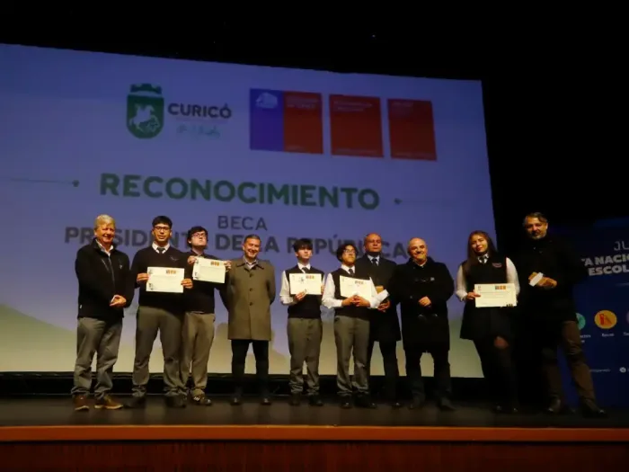 135 Estudiantes De Curico Reciben La Beca Presidente De La Republica Por Su Excelencia Academica 1