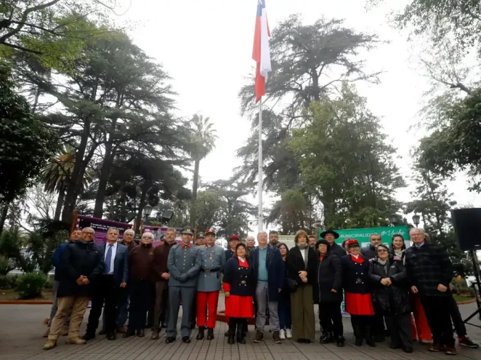 Autoridades Y Vecinos Participaron En La Quinta Ceremonia De Izamiento De La Bandera En Curico