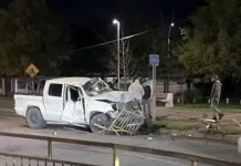 Camioneta impacta rejas peatonales tras accidente de tránsito en Curicó Camioneta Impacta Rejas Peatonales Tras Accidente De Transito En Curico