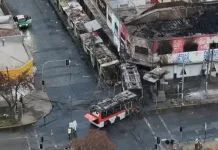 Suben a siete los fallecidos tras violenta colisión e incendio entre un bus RED y una camioneta en Santiago Suben A Siete Los Fallecidos Tras Violenta Colision E Incendio Entre Un Bus Red Y Una Camioneta En Santiago