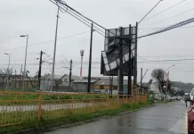 Suspenden tránsito peatonal en avenida Camilo Henríquez de Curicó por riesgo de caída de letrero publicitario Suspenden Transito Peatonal En Avenida Camilo Henriquez De Curico Por Riesgo De Caida De Letrero Publicitario