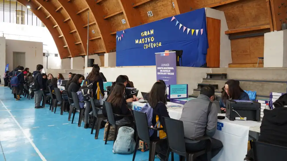 388 Estudiantes De Molina Recibieron Computadores A Traves De Las Becas Tic De Junaeb