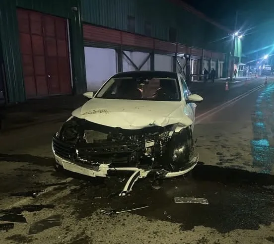Colision Entre Automovil Y Camion Deja Danos De Consideracion En Romeral