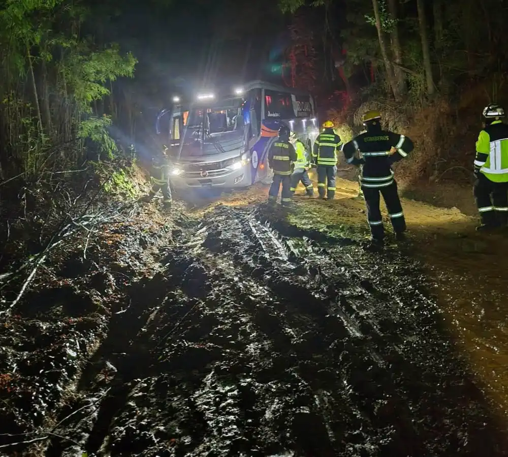 Delegacion Deportiva De Rio Claro Fue Rescatada Tras Quedar Atrapada En Camino Rural Cuando Viajaba A Tirua 1