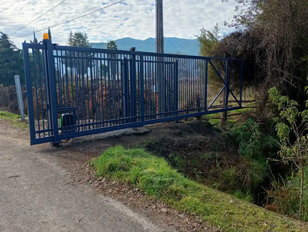 El Porton De La Discordia Cuestionan Cierre De Camino En Sector La Montana De Teno